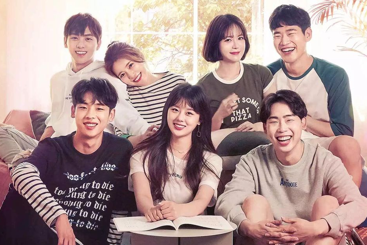 朋友間的親密瞬間，突出韓國羣體交友文化中的互動禮儀