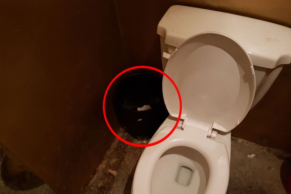 公共廁所內的廁紙標誌，強調適當使用衞生紙和維持整潔的文化建議