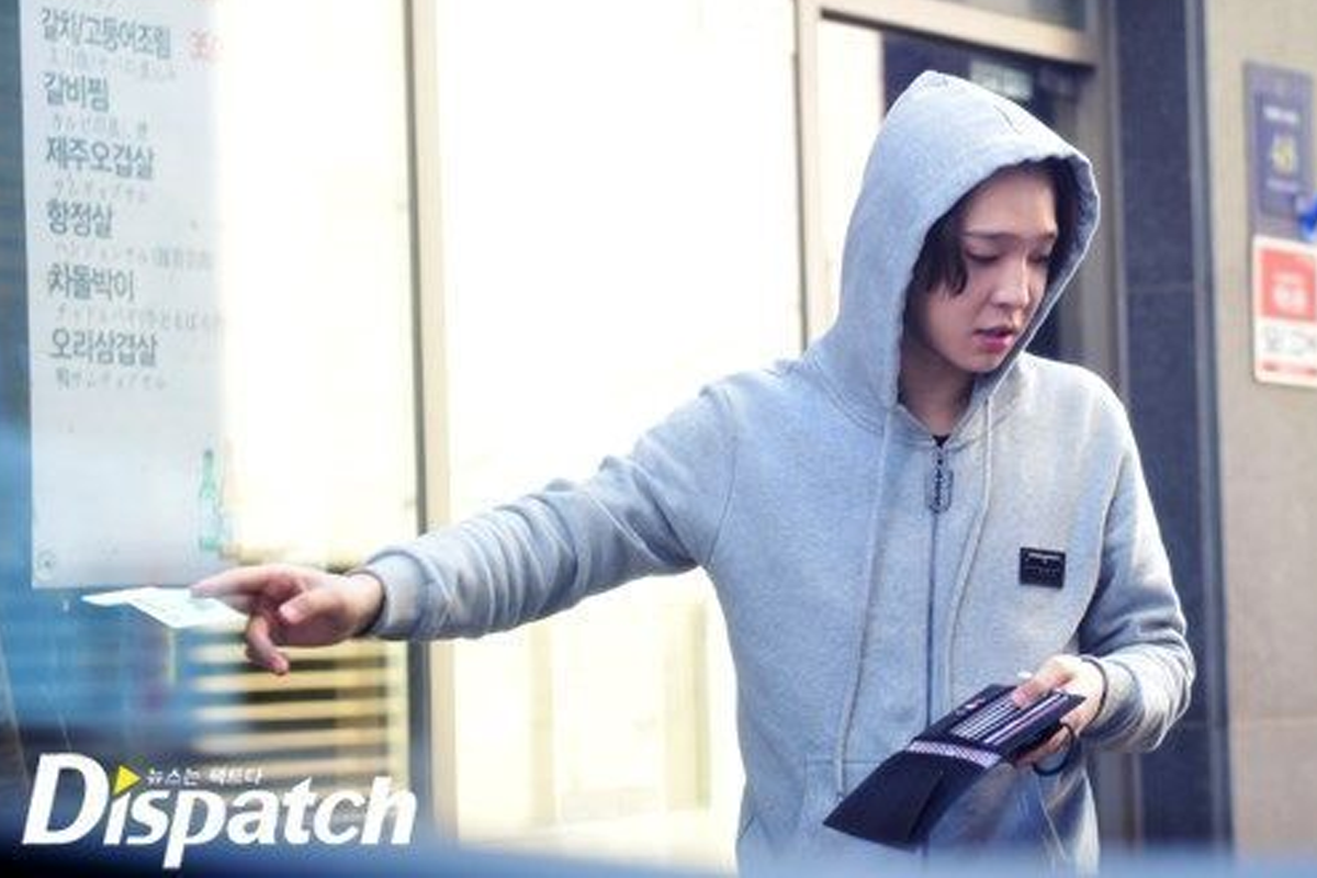 不當的支付行為，顧客隨意將卡片放在櫃枱上，這可能會冒犯到韓國的工作人員