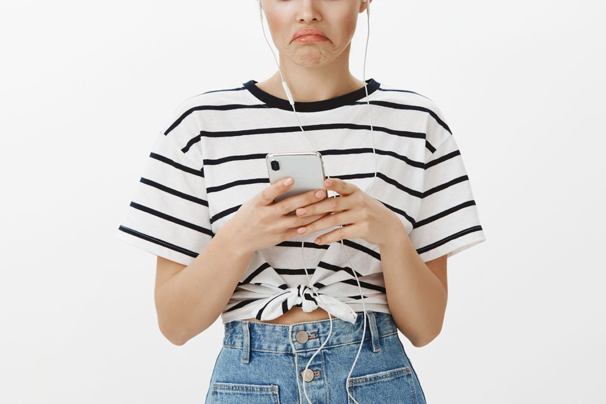 年輕人享用手機的樣貌，展示現代化生活中的社交禮儀