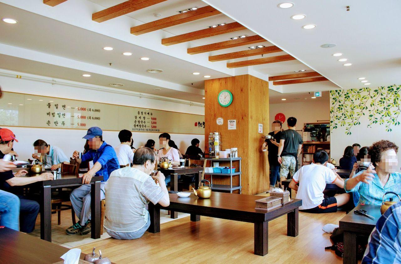 韓国のレストランで註文ベルを押す様子