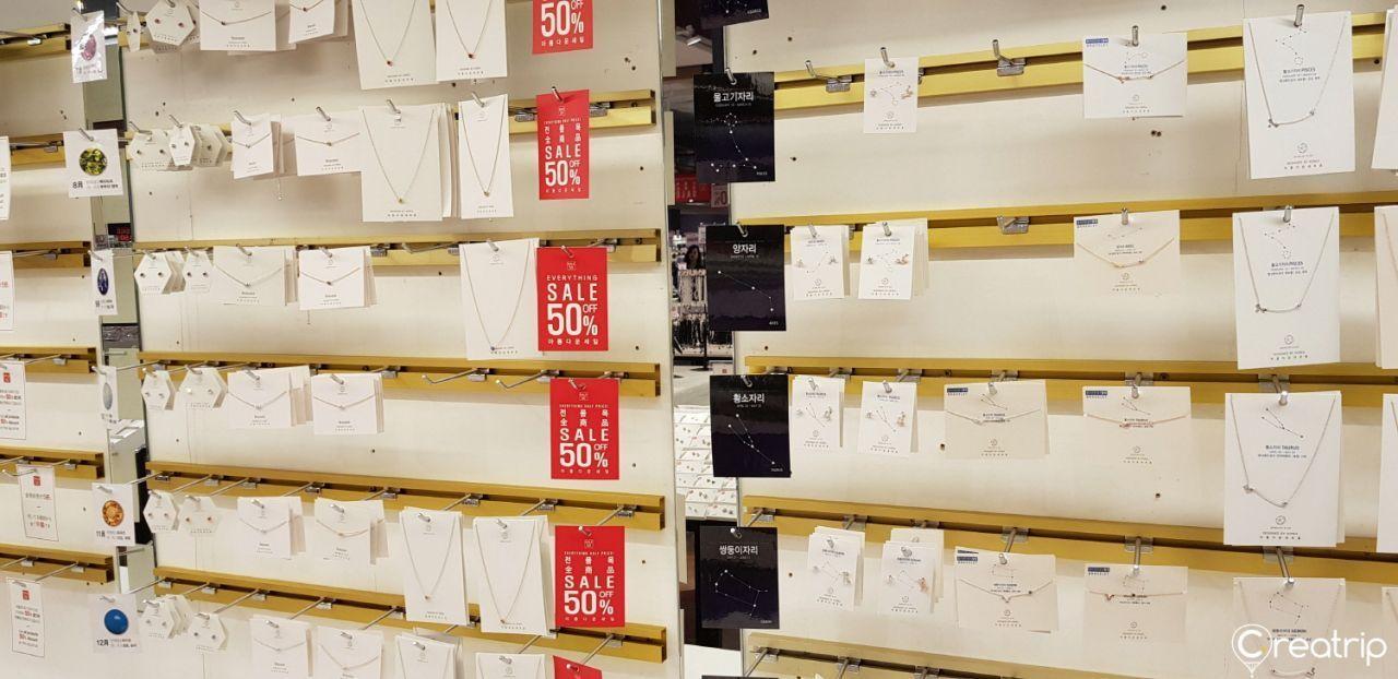 SALE 50では様々なスタイルのピアスを壁にディスプレイ。選択肢が多く、購買意欲をそそります。