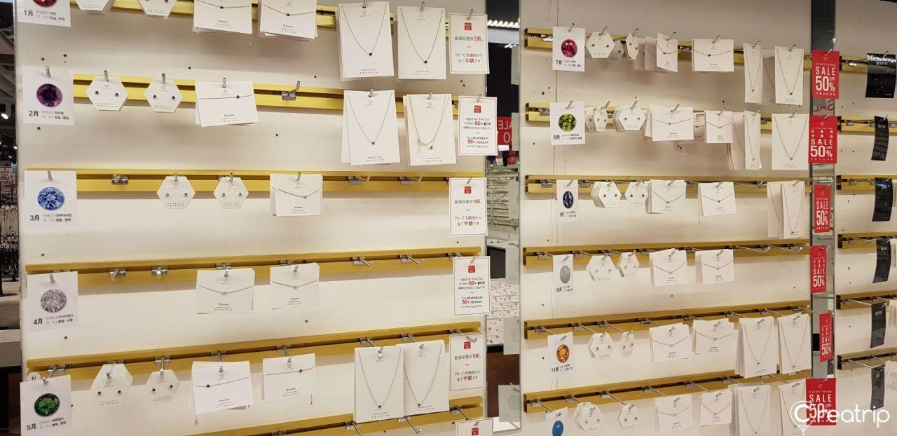 SALE 50店内のピアス展示コーナー。様々なデザインが整然と並べられているのが印象的です。