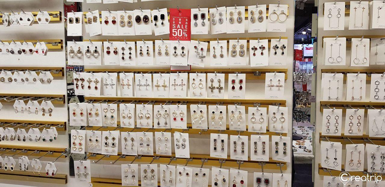 SALE 50のラックに並べられた様々なデザインのピアス。ハート形や星形のデザインが目を引きます。