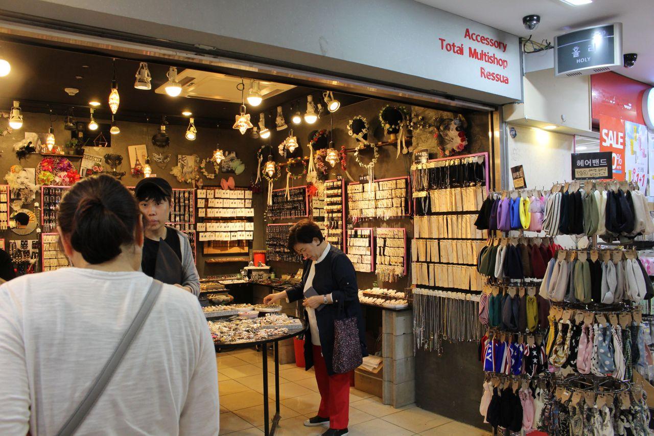 蚕室地下街的多家时尚服装店，为顾客提供多种选择。