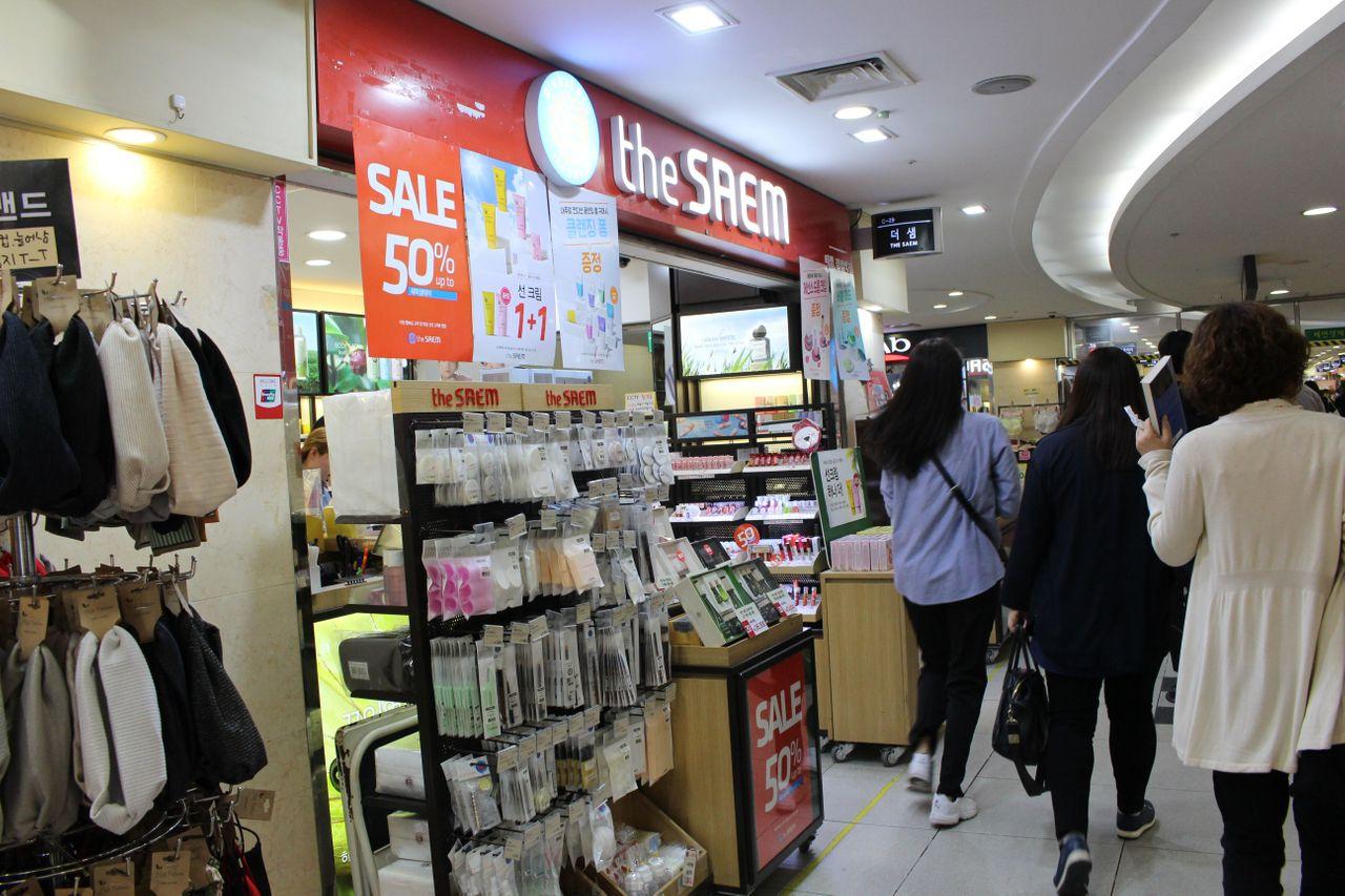 蚕室地下购物中心的化妆品店，售卖各种韩国品牌化妆品。