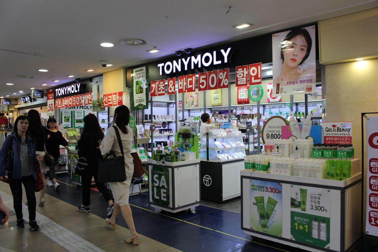 蚕室地下街的时尚服装店，提供并展示多样化的女性服饰。