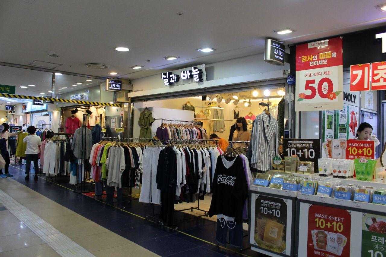 服装店内装饰丰富多样，吸引顾客试穿服饰。