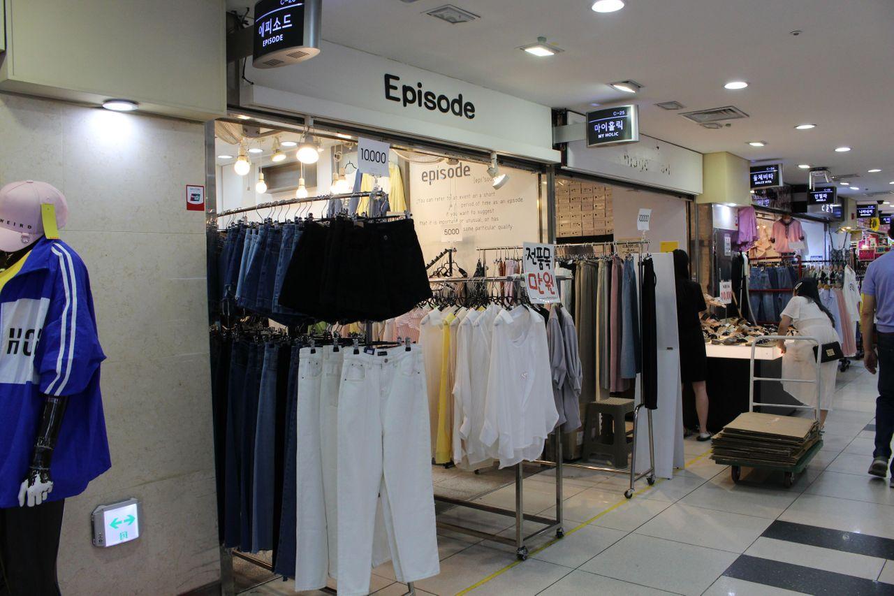 蚕室地下购物中心各种服装款式，引领时尚潮流。