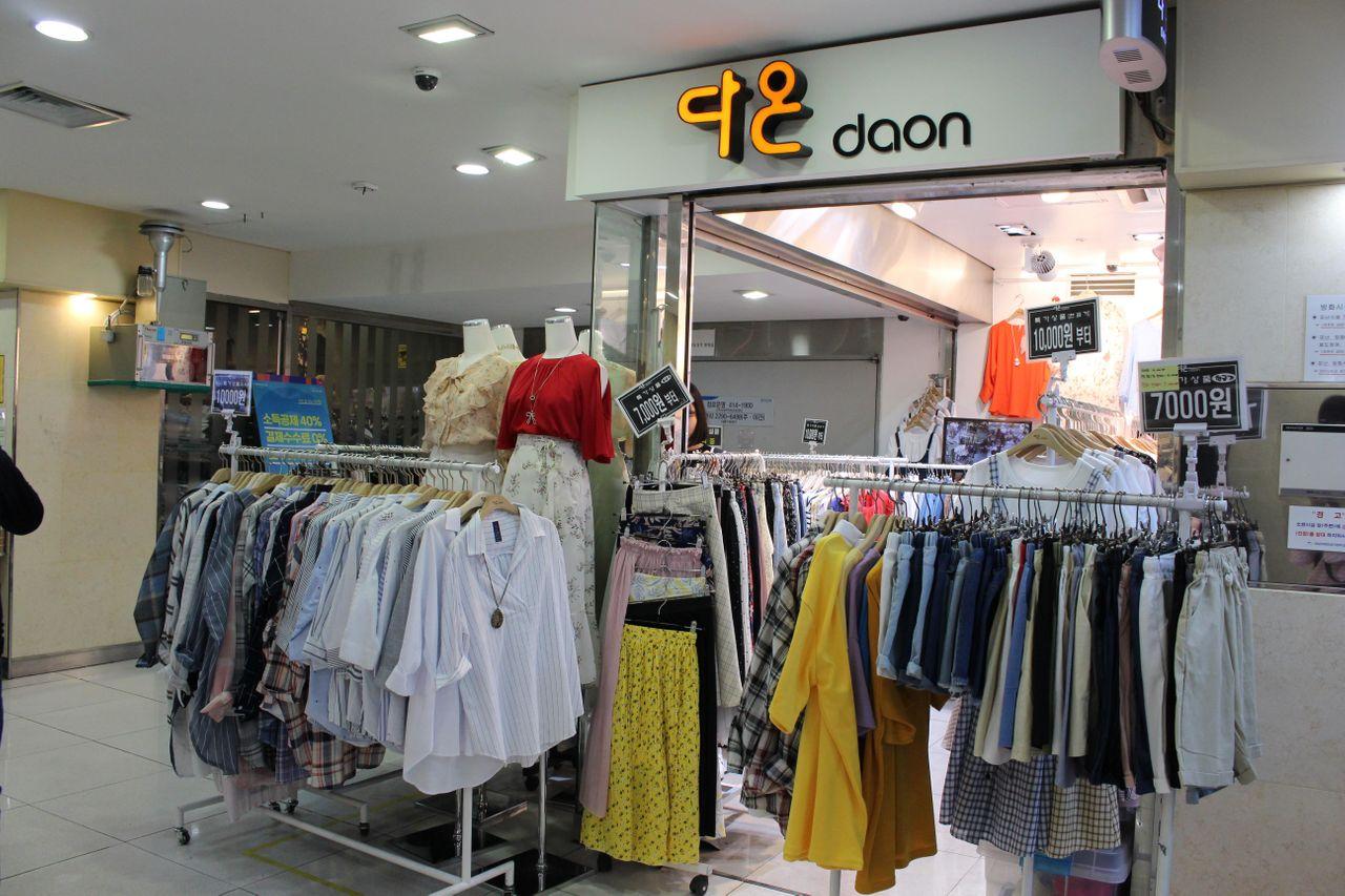 蚕室地下街的服装店，春季服饰风格色彩鲜艳。