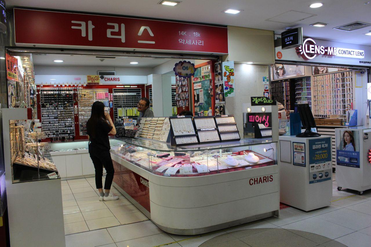 蚕室地下街的精品服装店，吸引顾客驻足。