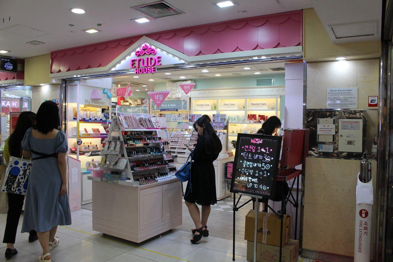 蚕室地下街内不少服装摊位展示各式时尚服饰。