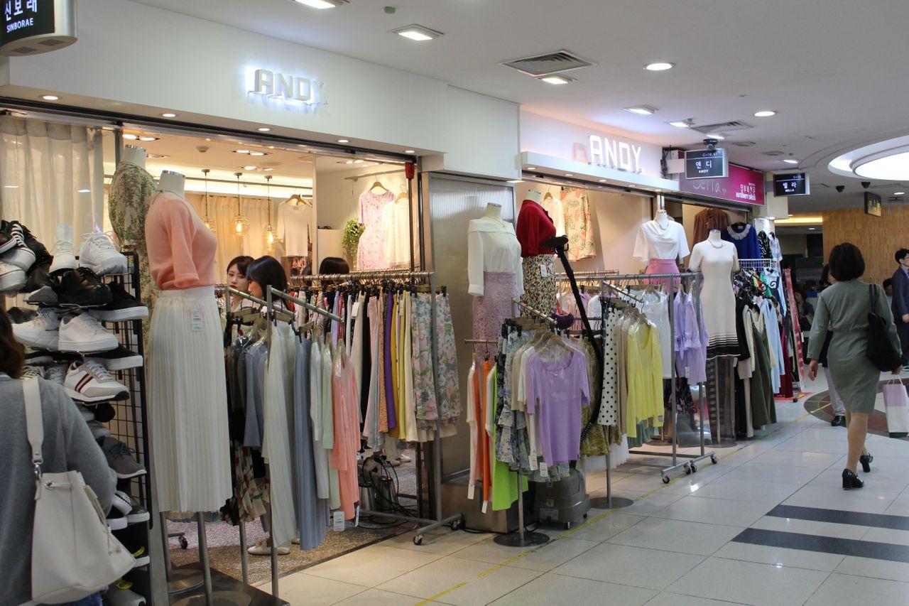 蚕室地下购物中心的服装店，展示春装系列。