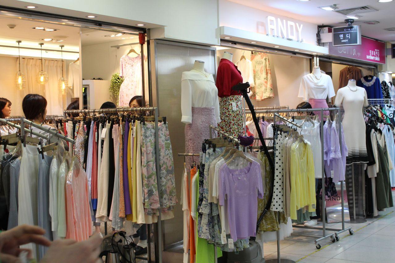 蚕室地下街的春装系列服饰，春季色彩突出。