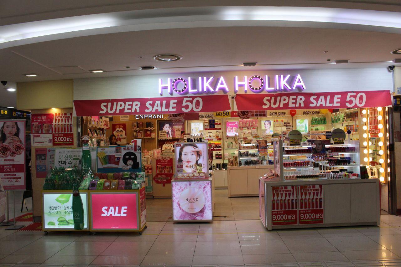 时尚春季服饰展示在蚕室地下街的服装店。