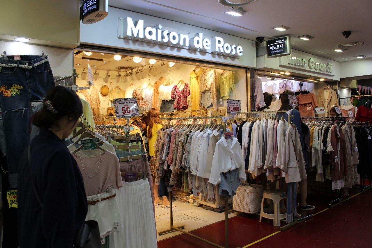 蚕室地下街的服装店展示不同颜色和款式的春装。