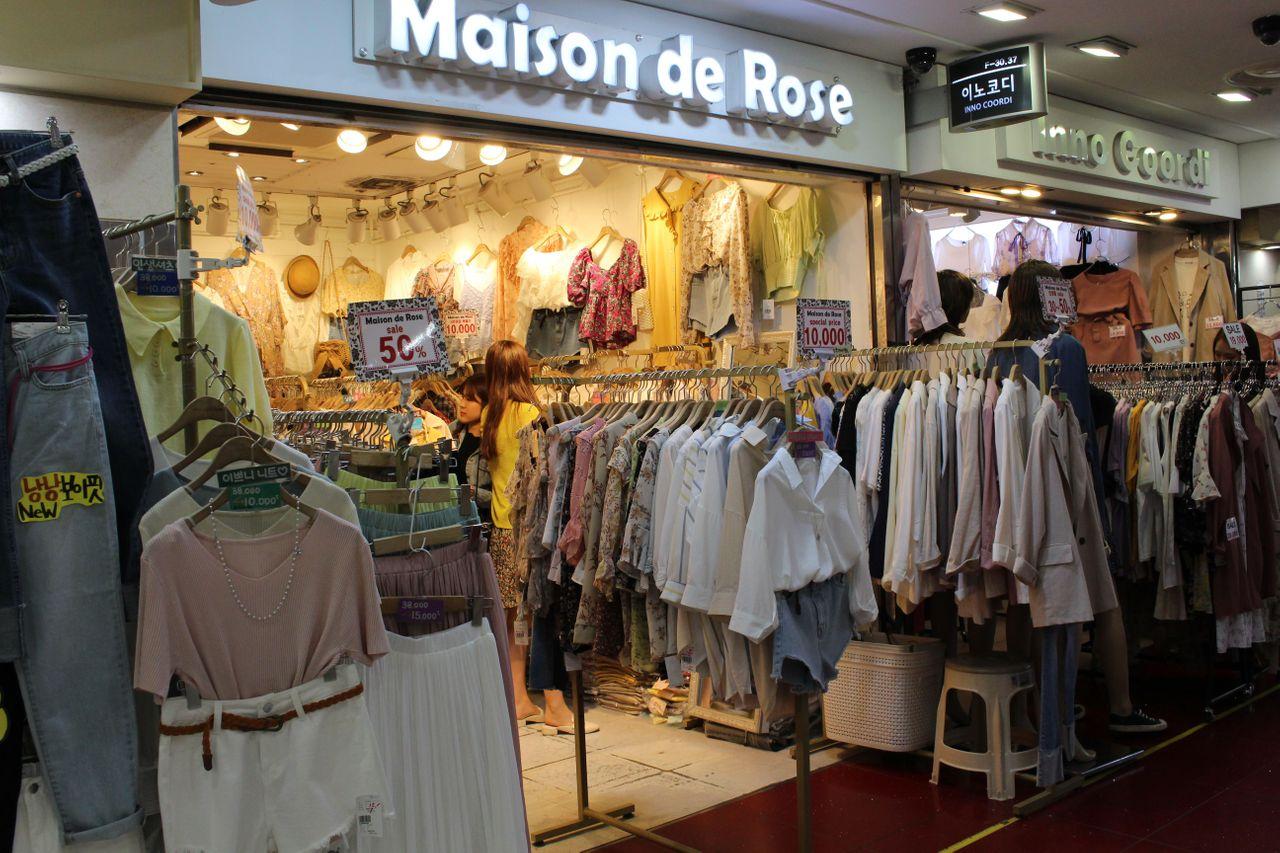 蚕室地下街时尚春装展示，为季节更替做好准备。