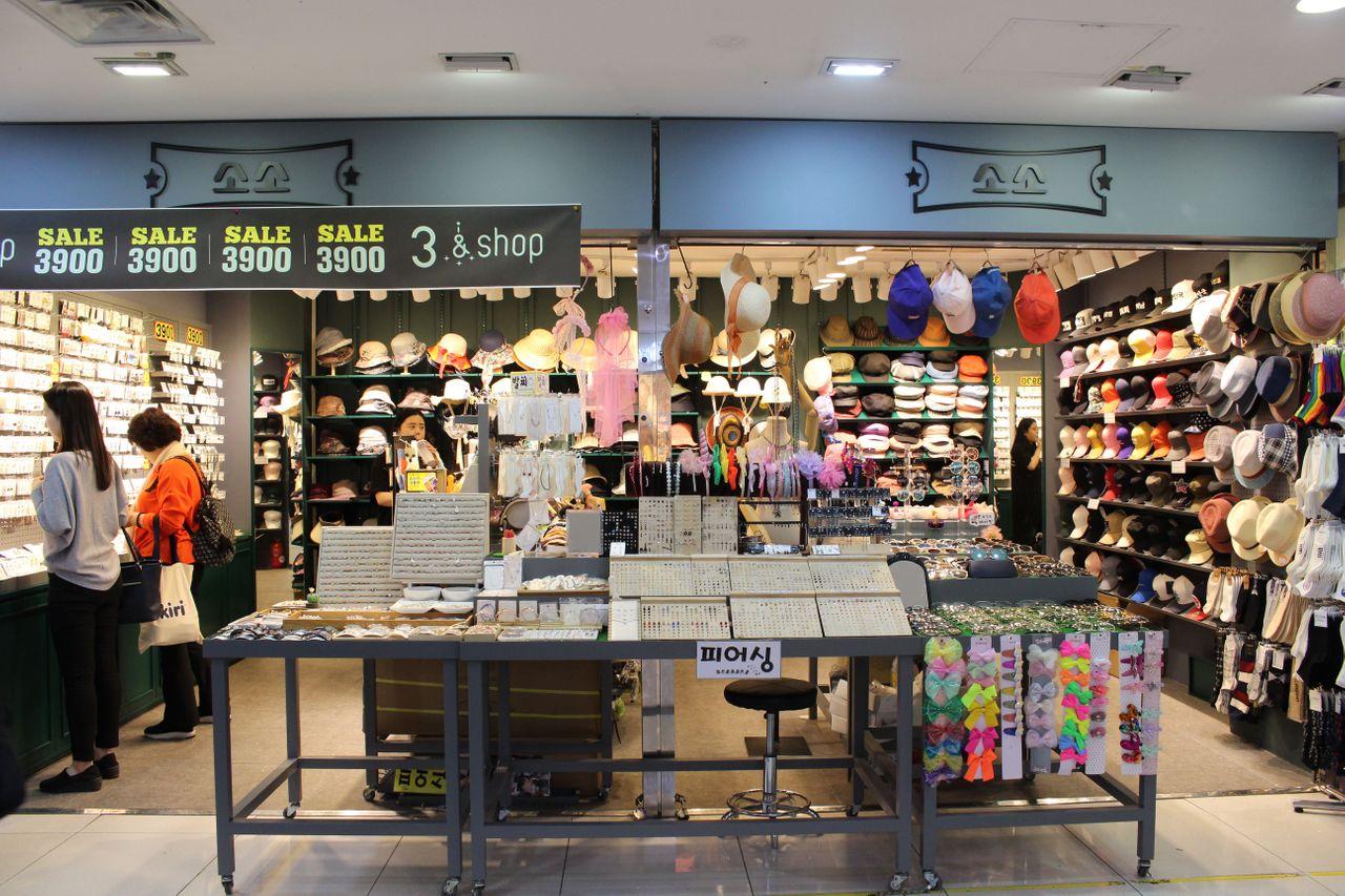 蚕室地下街的服装店展示了一系列春装风格。