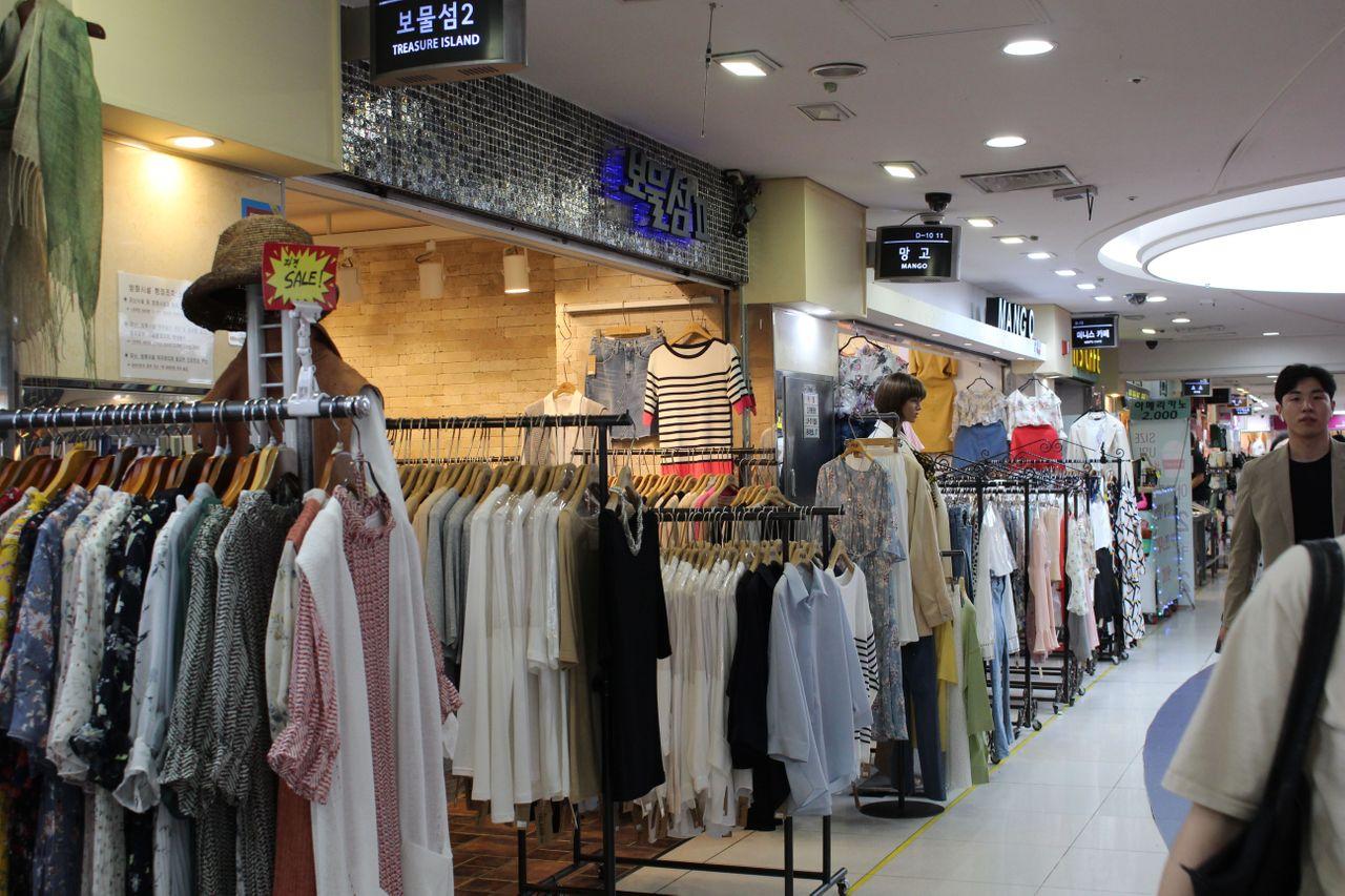 蚕室地下购物中心内的服装店展示时髦春装。