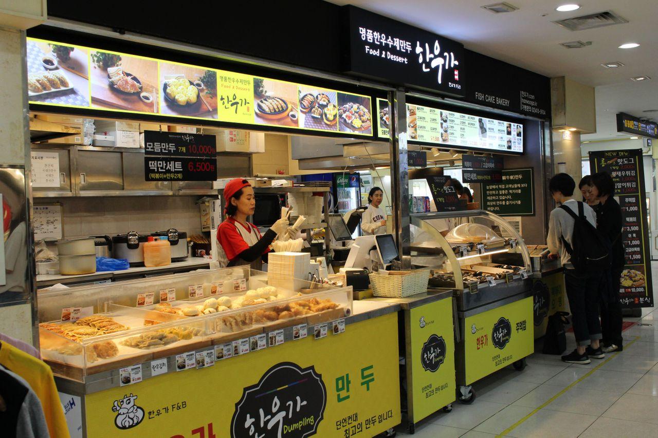 蚕室地下街的咖啡店，提供多种咖啡饮品选择。