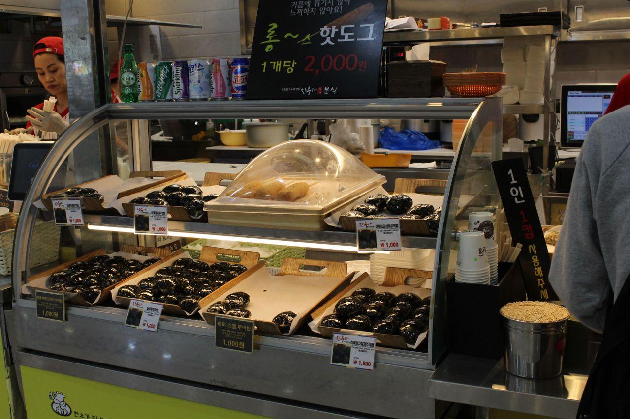 时尚潮流中的蚕室地下街吸引顾客喝咖啡，同时享受购物。