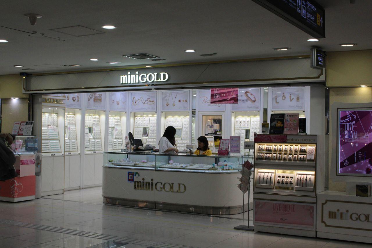 蚕室地下购物中心内活跃的购物氛围，吸引游客。