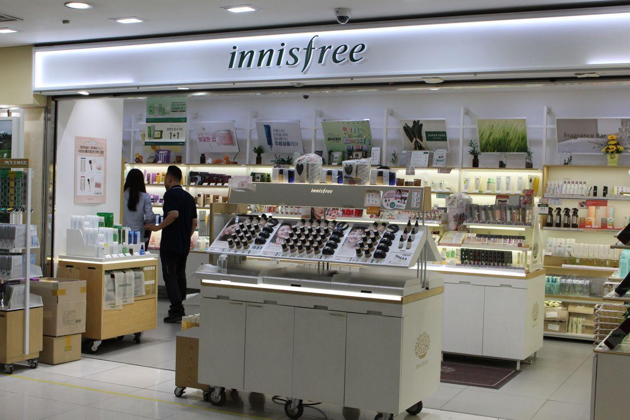 蚕室地下空间展示流行春季时尚，购物体验愉悦。