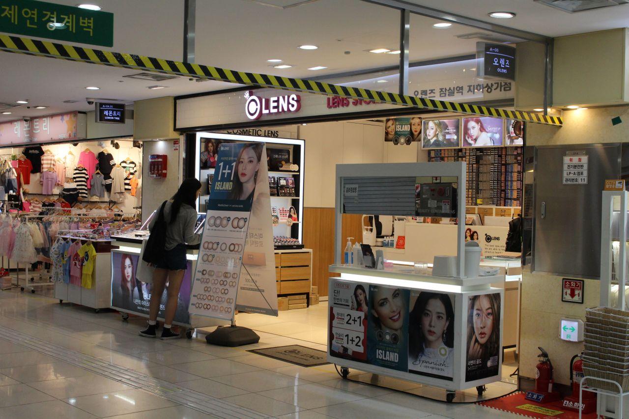 蚕室地下购物中心展现精致感的服装店。