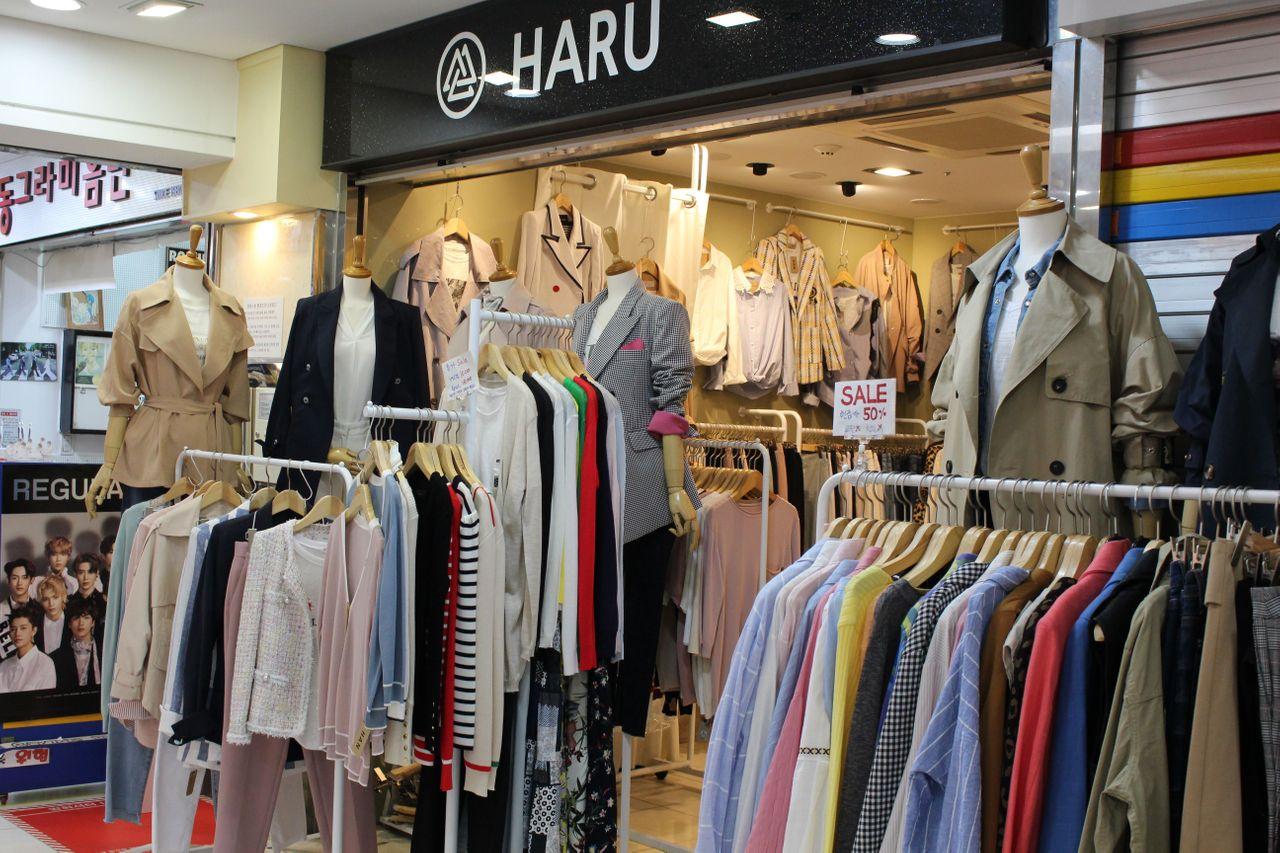 蚕室地下街的服装店提供多种便宜服饰选择。