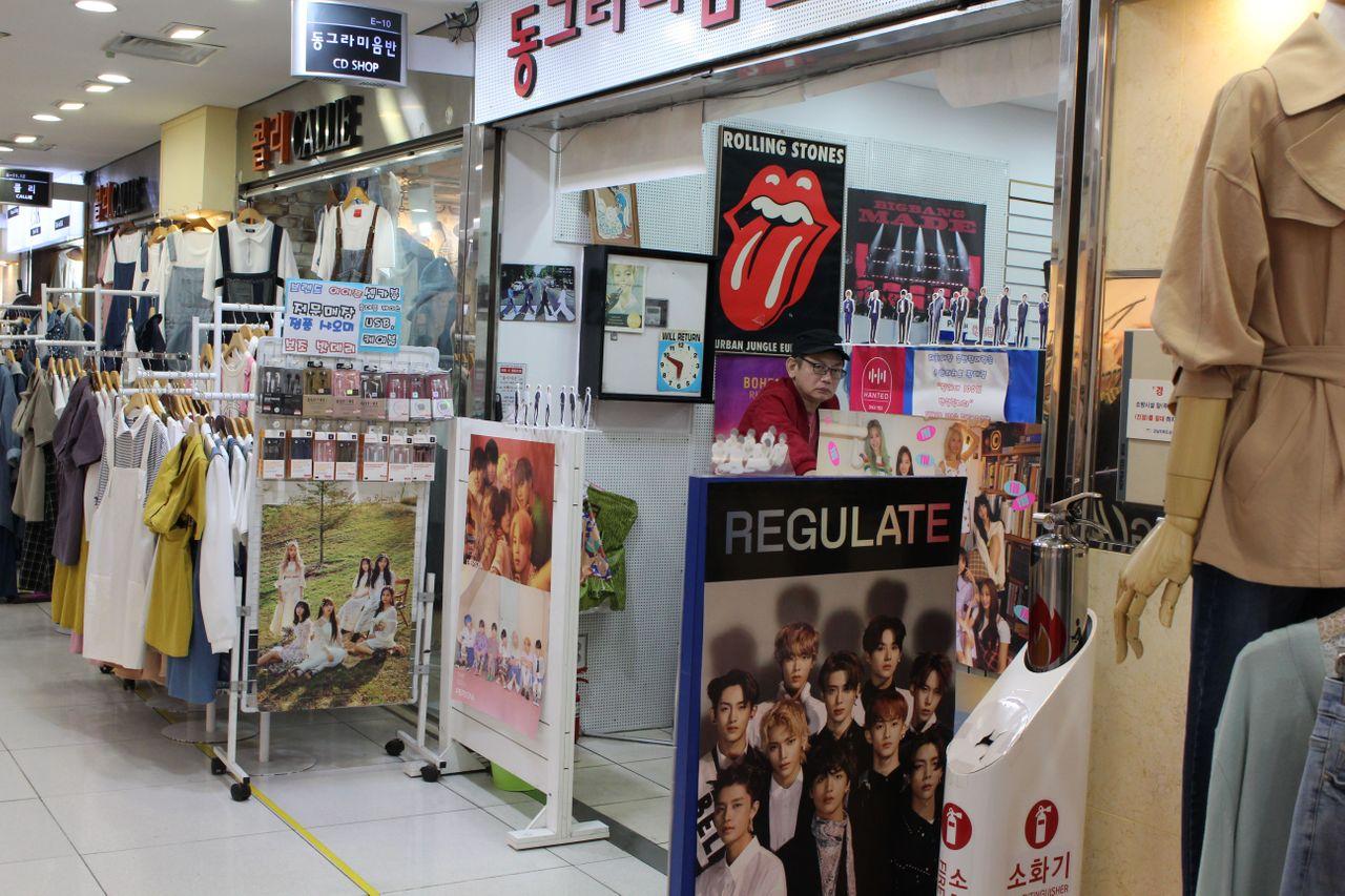 蚕室地下街的时尚服装店，展示轻便夏季短袖。