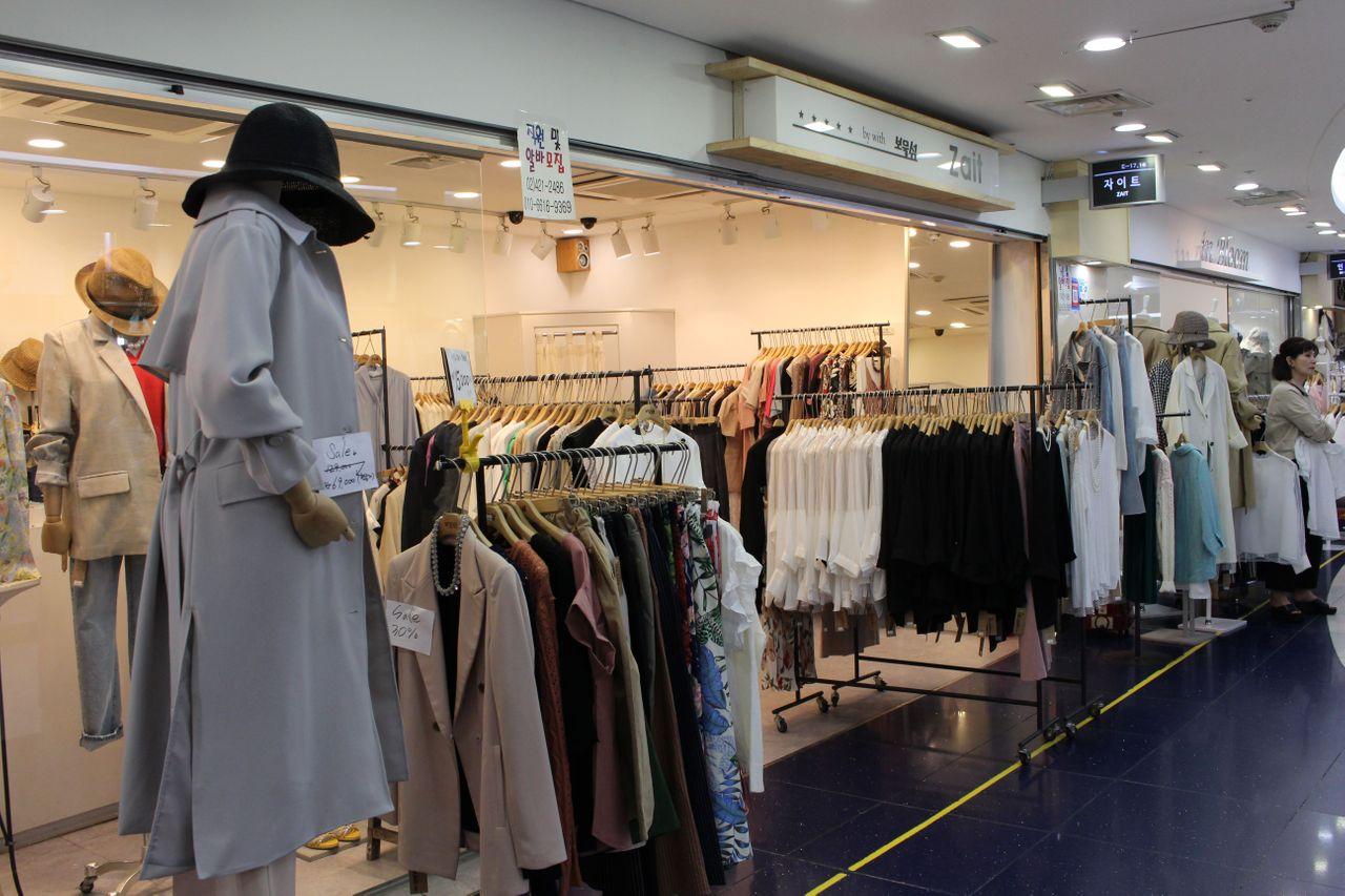 蚕室地下购物中心展示轻薄短袖服饰，适合夏季。