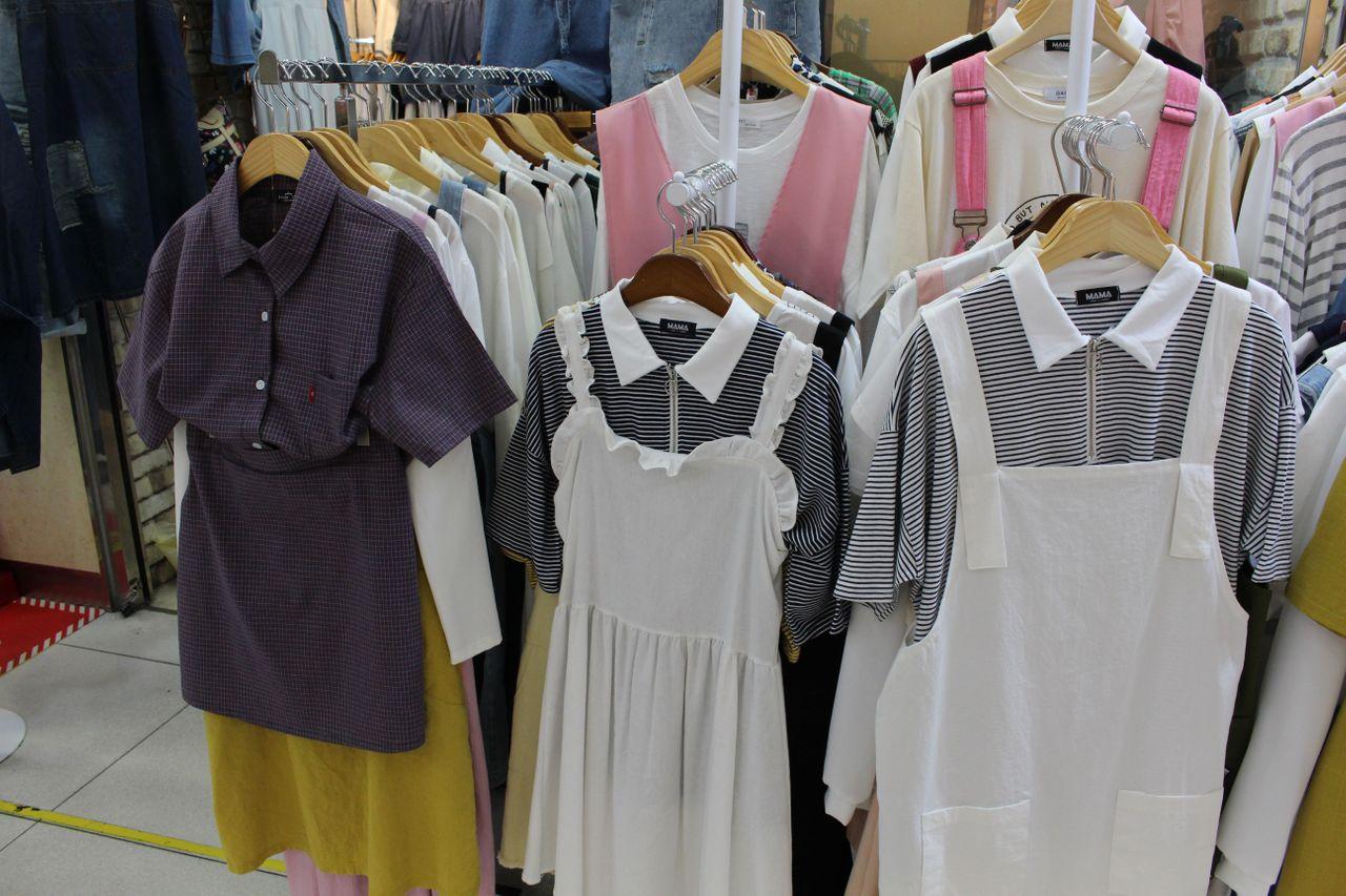 蚕室地下街搭配各种夏季服饰，准备迎接炎热季节。