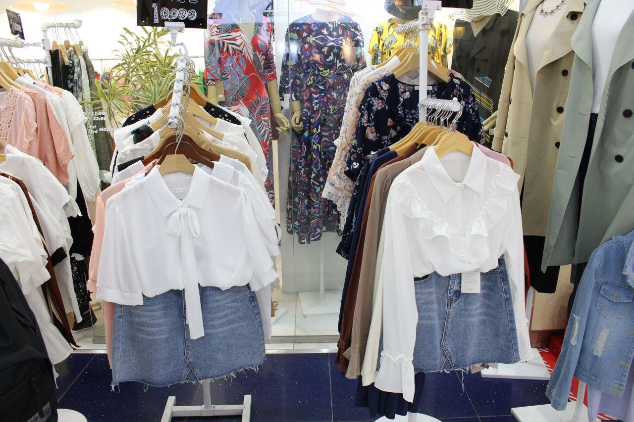 蚕室地下街的服装店，展示流行夏装系列。