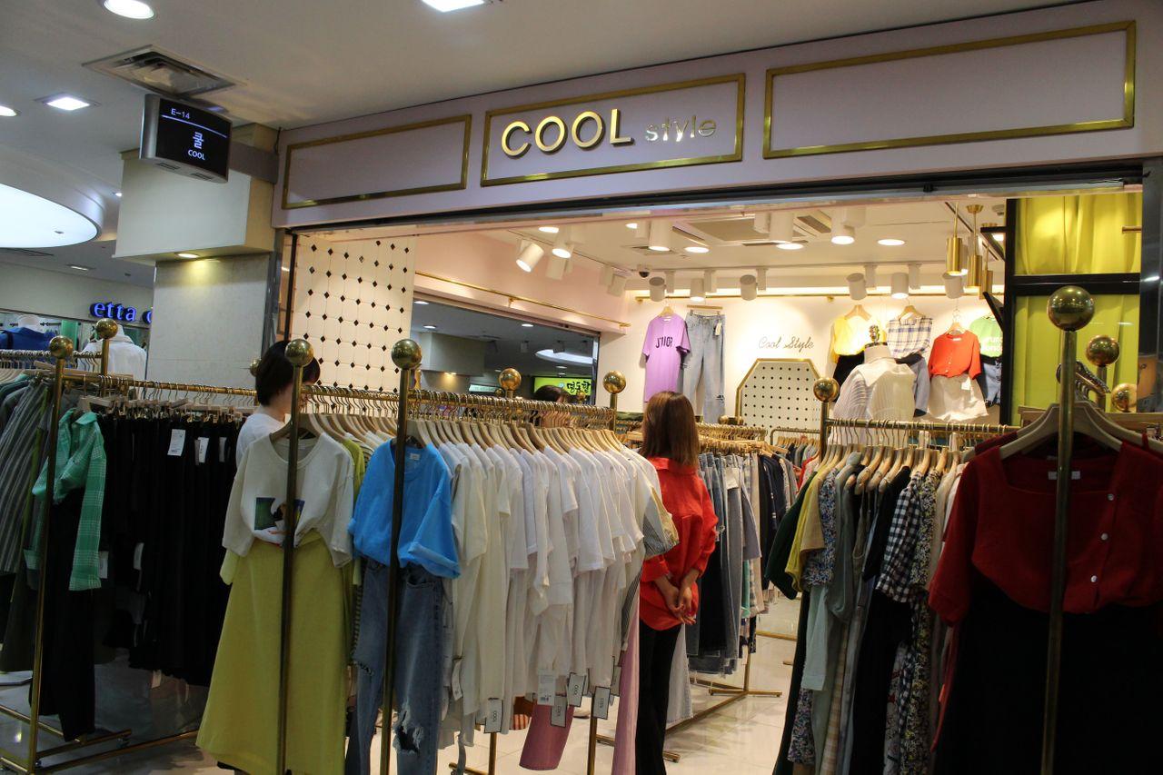 蚕室地下购物中心提供夏季服饰，适合度假穿搭。