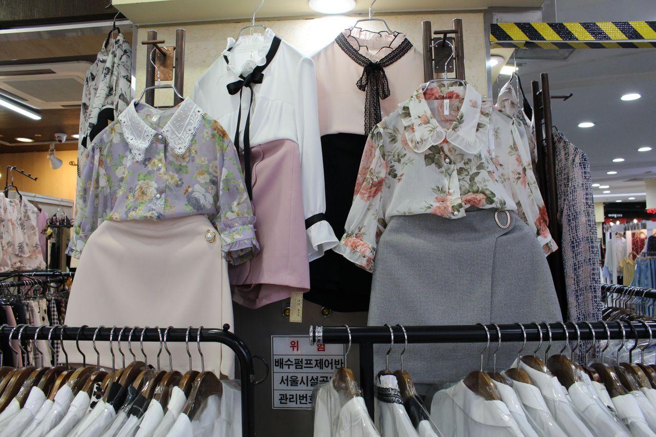 不仅展示服饰，蚕室地下街商店还提供其他特色商品。