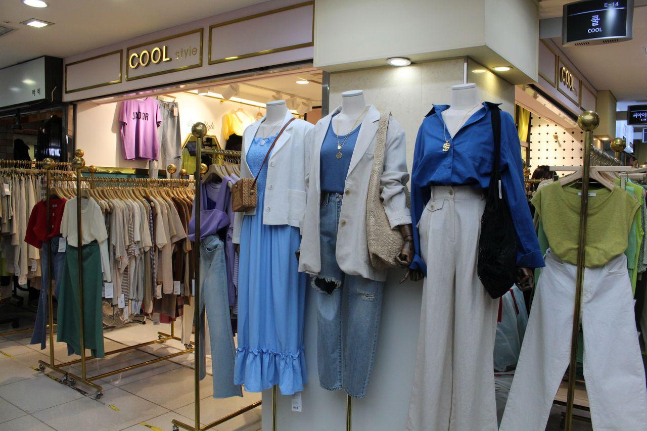 蚕室地下购物中心展示丰富服饰选择，为顾客提供时尚搭配。