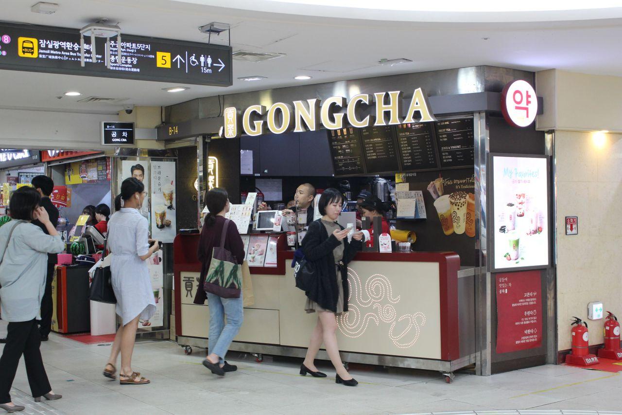 与江南地下街类似，蚕室地下街也聚集了许多饮料店。