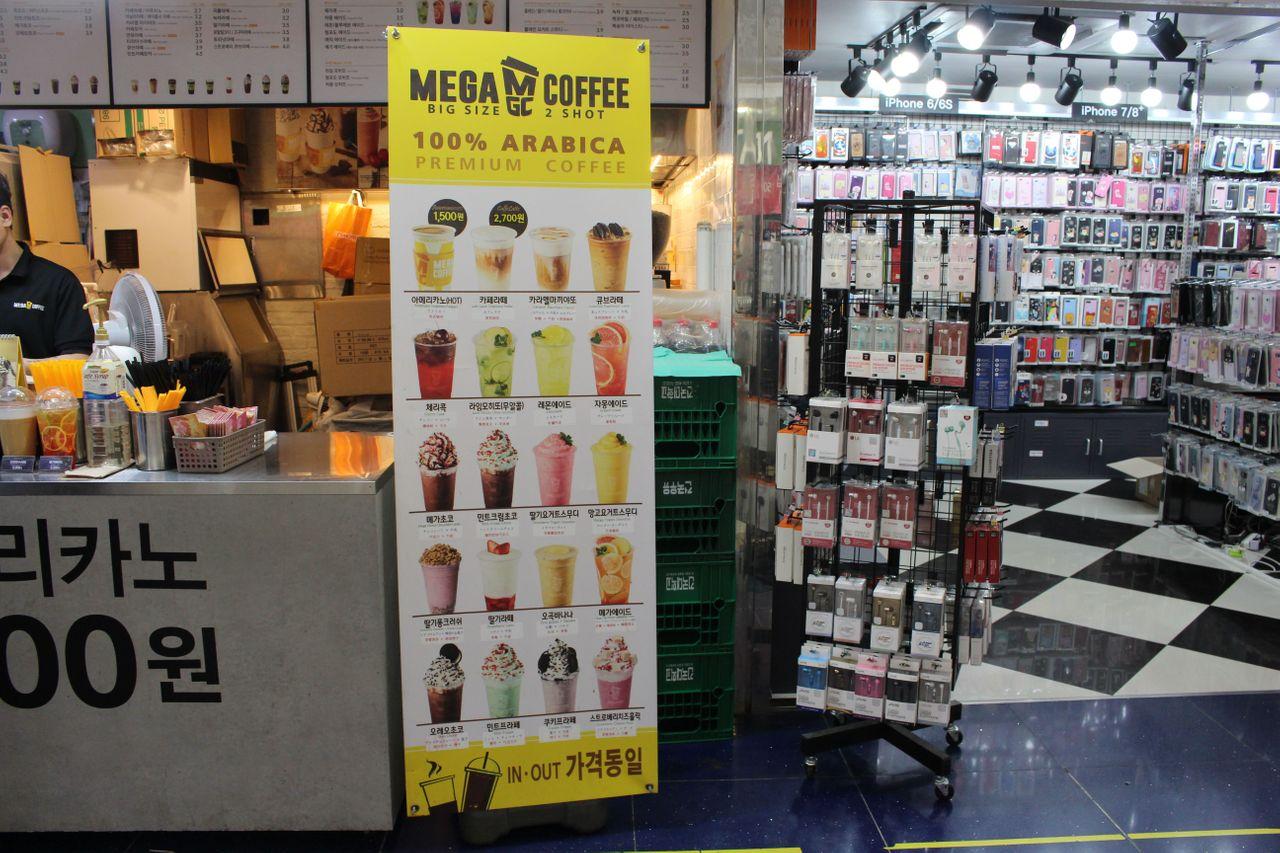 蚕室地下购物中心的饮料店，满足购物后饮品需求。