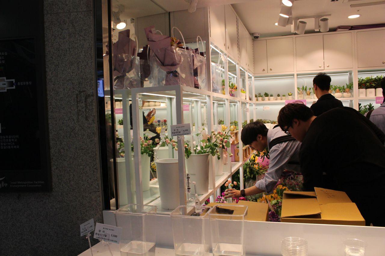 Snowfox Flowers花店的内部展示，售卖鲜花和盆栽，环境优雅。