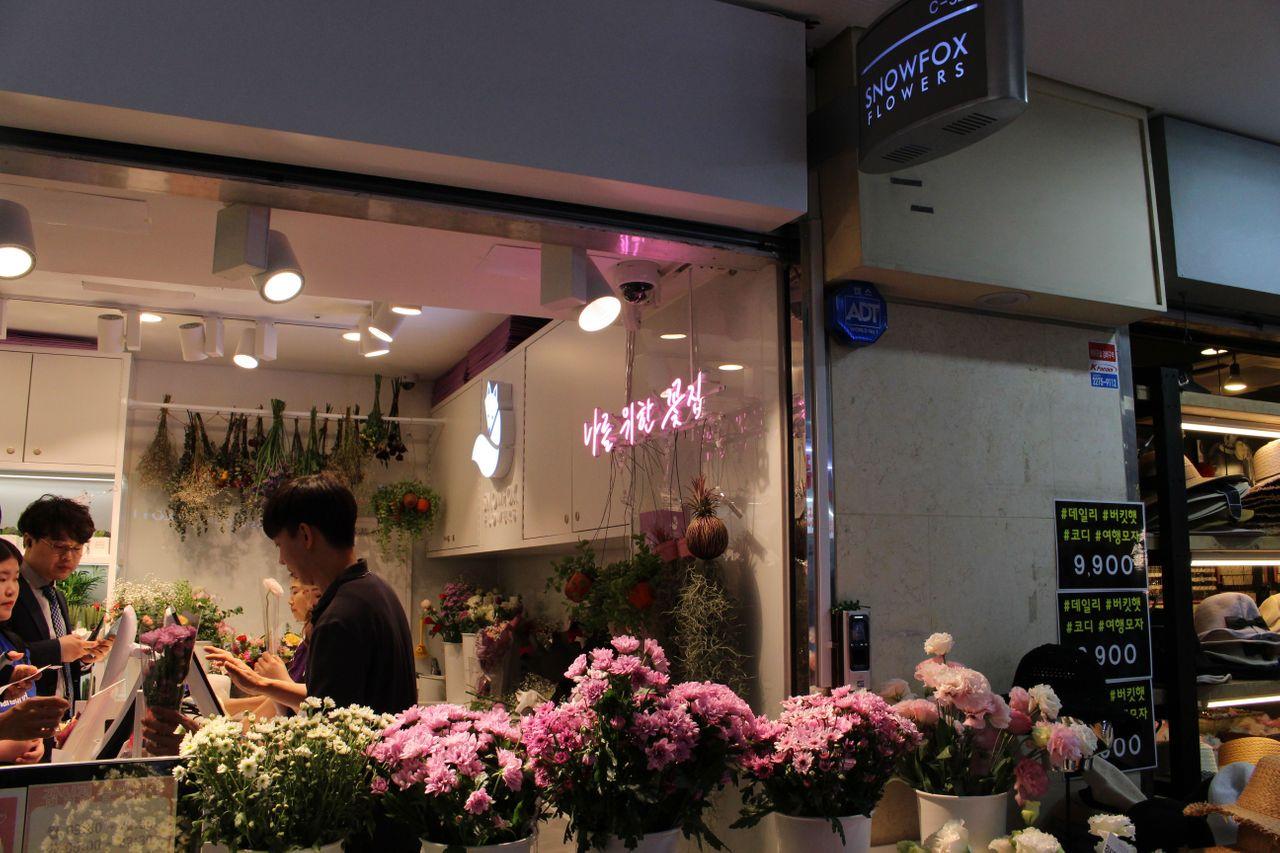 玫瑰与鲜花展示在Snowfox Flowers店内，为顾客提供选择。