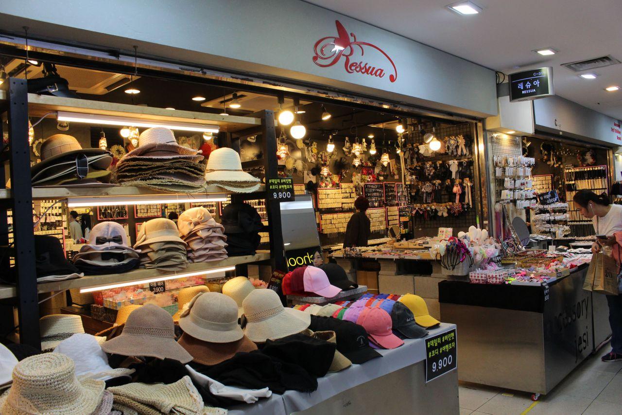 蚕室地下购物中心的帽饰店，展示各种帽子和配饰。