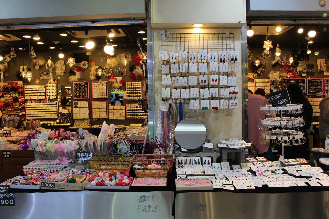 饰品和配件展示在蚕室地下街的一家店内，吸引顾客。