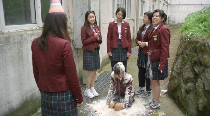 มีผู้คนจำนวนมากที่ต้องเผชิญกับปัญหาโดนกลั่นแกล้ง โดยเฉพาะการกลั่นแกล้งในโรงเรียนที่ดูจะหนักขึ้นเรื่อยๆและการกลั่นแกล้งในที่ทำงานถูกเรียกว่า "เป็นการรับน้อง"?!?!