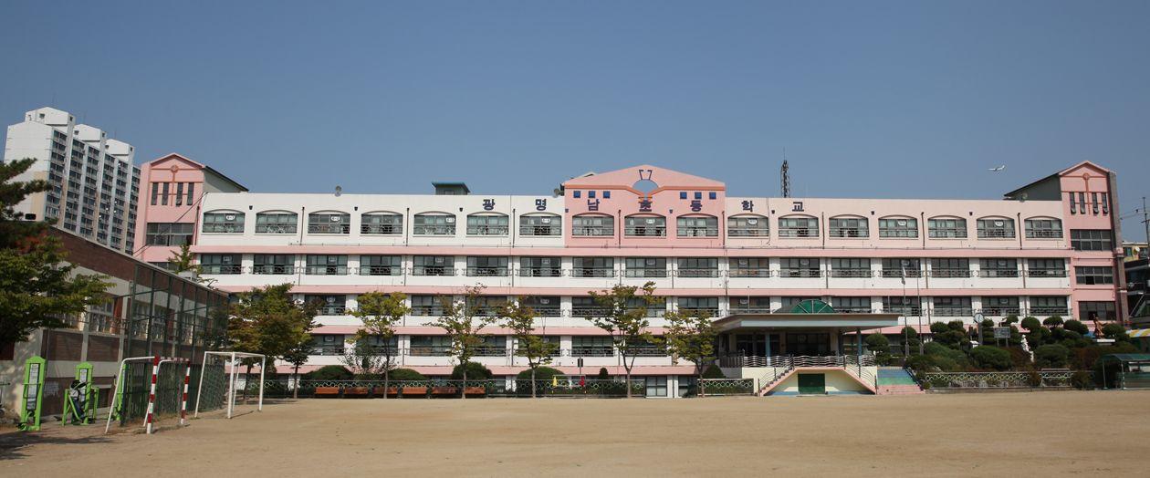 มีผู้คนจำนวนมากที่ต้องเผชิญกับปัญหาโดนกลั่นแกล้ง โดยเฉพาะการกลั่นแกล้งในโรงเรียนที่ดูจะหนักขึ้นเรื่อยๆและการกลั่นแกล้งในที่ทำงานถูกเรียกว่า "เป็นการรับน้อง"?!?!