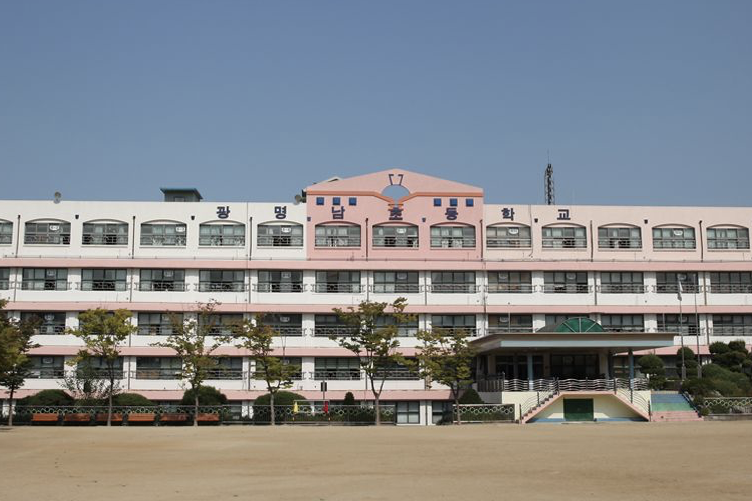 2018年度韓國校園霸凌調查數據圖表，顯示小學、初中和高中的傷害比例增加。