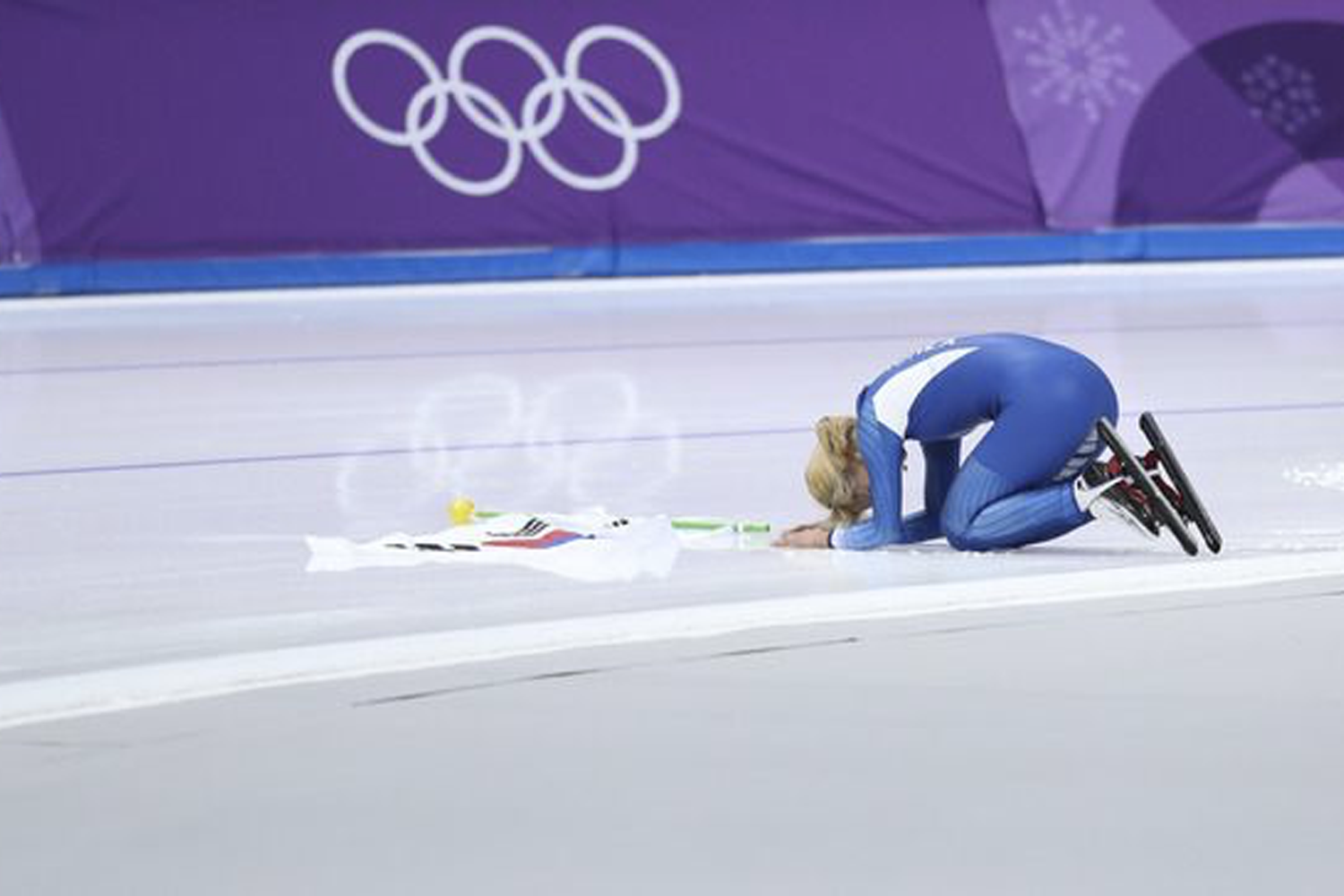 韓國滑冰選手比賽後在滑冰場地上向觀眾致歉。