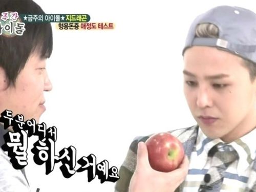 Jeong Hyeong-don giving g-dragon an apple on variety show weekly idol