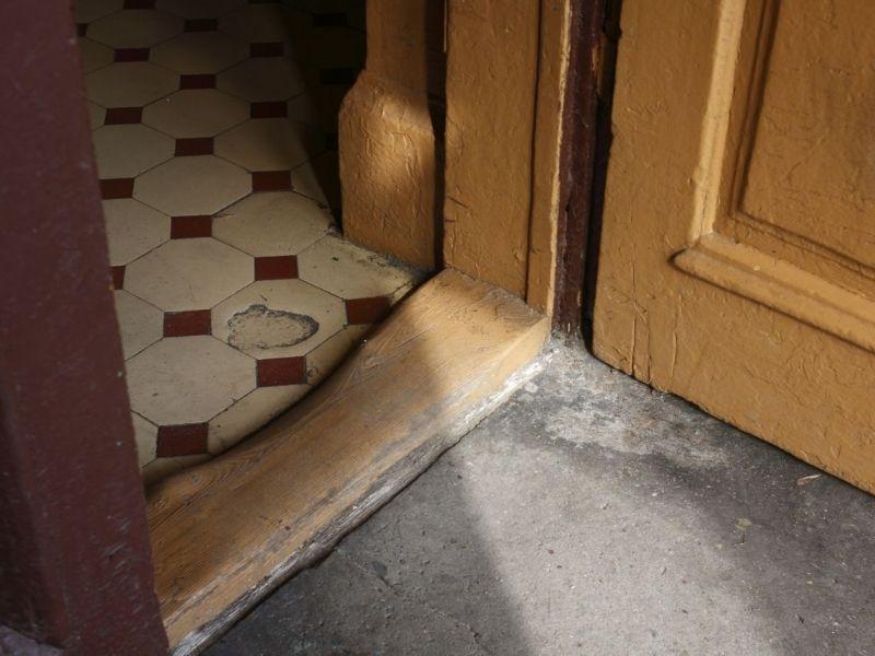 Dẫm lên ngưỡng cửa là không may