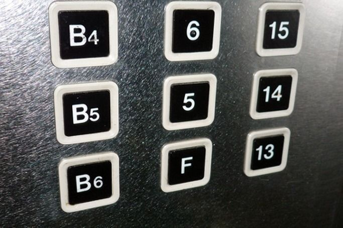 Солонгос дахь цахилгаан шатны товчлуурууд, дөрөвдүгээр давхрын товчлуурыг F-гээр солигдсон байна