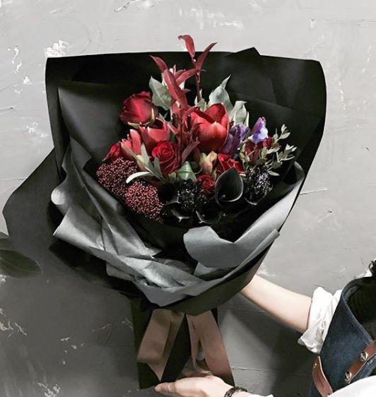 中国 韩国万圣节装饰在干花贩卖机上，南曼花店千奇百怪的街头展示。